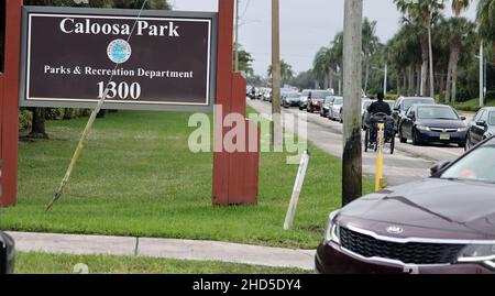 Die Bewohner von Boynton Beach sitzen in ihren Autos und warten darauf, am Montag, den 3. Januar, im Colusa Park in Boynton Beach Florida COVID-19-Tests zu erhalten. 2022 dieser heute neu eröffnete Teststandort befährt seit 7:45 Uhr Anwohner in Autos mit einem Anstieg von 16,2 Prozent pro Kopf und 132.827 Fällen in Florida in den letzten 72 Stunden hat die COVID-19 OMICRON-Variante Autos über 8 Meilen aufgereiht, die auf Tests warten. Foto von Gary i Rothstein/UPI Stockfoto