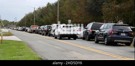 Die Bewohner von Boynton Beach sitzen in ihren Autos und warten darauf, am Montag, den 3. Januar, im Colusa Park in Boynton Beach Florida COVID-19-Tests zu erhalten. 2022 dieser heute neu eröffnete Teststandort befährt seit 7:45 Uhr Anwohner in Autos mit einem Anstieg von 16,2 Prozent pro Kopf und 132.827 Fällen in Florida in den letzten 72 Stunden hat die COVID-19 OMICRON-Variante Autos über 8 Meilen aufgereiht, die auf Tests warten. Foto von Gary i Rothstein/UPI Stockfoto