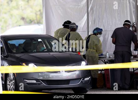 Die Bewohner von Boynton Beach sitzen in ihren Autos und warten darauf, am Montag, den 3. Januar, im Colusa Park in Boynton Beach Florida COVID-19-Tests zu erhalten. 2022 dieser heute neu eröffnete Teststandort befährt seit 7:45 Uhr Anwohner in Autos mit einem Anstieg von 16,2 Prozent pro Kopf und 132.827 Fällen in Florida in den letzten 72 Stunden hat die COVID-19 OMICRON-Variante Autos über 8 Meilen aufgereiht, die auf Tests warten. Foto von Gary i Rothstein/UPI Stockfoto