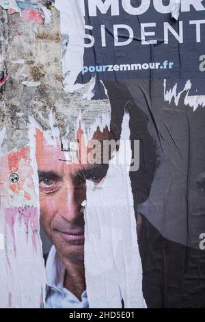 Ein Plakat des Kandidaten Eric Zemmour wurde abgerissen und mit einem Hakenkreuz versehen, auf dem dreimal das Wort "Nein" steht.die Wahl des Präsidenten der Französischen Republik findet am Sonntag, den 10. April 2022, für die erste Runde und am Sonntag, den 24. April, statt. 2022 für die zweite Runde. In Guadeloupe, Martinique, Französisch-Guayana, St. Pierre und Miquelon, St. Barthélemy, St. Martin und Französisch-Polynesien werden die Wähler am Samstag, 9. April und Samstag, 23. April aufgrund der Zeitverschiebung abstimmen. Stockfoto