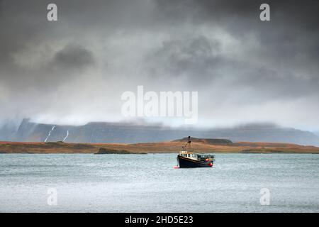 Fischerboot unter stürmischem Himmel auf der Isle of Mull. Stockfoto