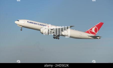 Turkish Cargo Boeing 777-Flugzeug, das an einem sonnigen Tag hoch am blauen Himmel fliegt Stockfoto