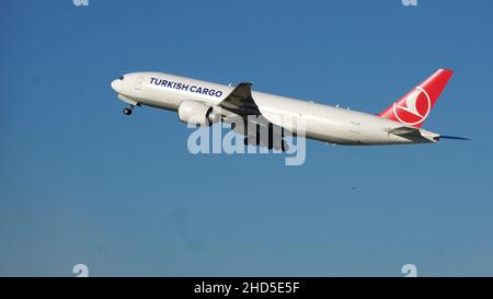 Turkish Cargo Boeing 777-Flugzeug, das an einem sonnigen Tag hoch am blauen Himmel fliegt Stockfoto