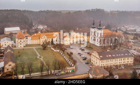 Luftaufnahme des Premonstratenserklosters Zeliv,nationales Kulturerbe,beliebter Wallfahrtsort.ruhiger Ort für spirituelle Regeneration und körperliche Stockfoto