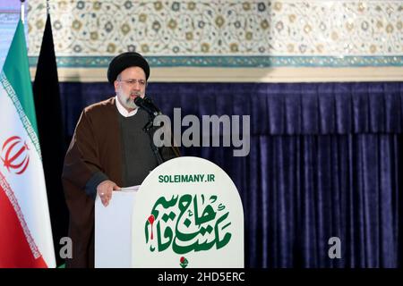 (220103) -- TEHERAN, 3. Januar 2022 (Xinhua) -- der iranische Präsident Ebrahim Raisi spricht während einer Versammlung, um den zweiten Jahrestag des Märtyrertums des iranischen Generals Qassem Soleimani in Teheran, Iran, am 3. Januar 2022, zu begehen. Der iranische Präsident Ebrahim Raisi warnte am Montag vor der Rache des Iran für die US-Attentate auf den iranischen General Qassem Soleimani, falls diejenigen, die an dem „kriminellen Akt“ beteiligt sind und hinter ihm stehen, nicht durch einen gerechten Mechanismus verfolgt werden. (Webseite des iranischen Präsidenten/Handout über Xinhua) Quelle: Xinhua/Alamy Live News Stockfoto