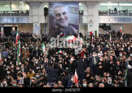 (220103) -- TEHERAN, 3. Januar 2022 (Xinhua) -- Iraner nehmen an einer Versammlung Teil, um den zweiten Märtyrertodstag des iranischen Generals Qassem Soleimani in Teheran, Iran, am 3. Januar 2022, zu feiern. Der iranische Präsident Ebrahim Raisi warnte am Montag vor der Rache des Iran für die US-Attentate auf den iranischen General Qassem Soleimani, falls diejenigen, die an dem „kriminellen Akt“ beteiligt sind und hinter ihm stehen, nicht durch einen gerechten Mechanismus verfolgt werden. (Webseite des iranischen Präsidenten/Handout über Xinhua) Quelle: Xinhua/Alamy Live News Stockfoto