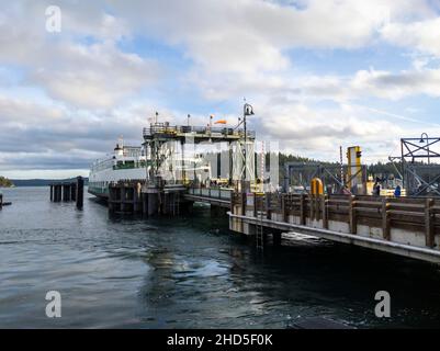 Friday Harbor, WA USA - ca. November 2021: Blick auf die Tillikum Washington State Ferry, die auf der Insel San Juan andockt, auf der die Passagiere abgeladen werden sollen Stockfoto