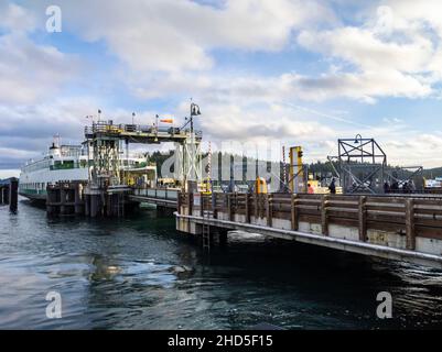 Friday Harbor, WA USA - ca. November 2021: Blick auf die Tillikum Washington State Ferry, die auf der Insel San Juan andockt, auf der die Passagiere abgeladen werden sollen Stockfoto