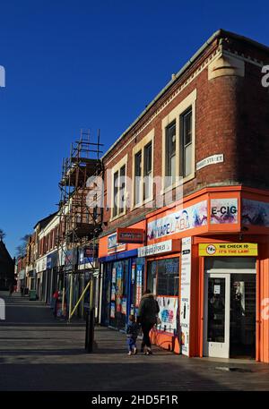 Die starke Wintersonne am Nachmittag hebt die Ladenfronten an der Market Street in Blyth hervor Blyth ist eine Küstenstadt im Nordosten Englands. Stockfoto