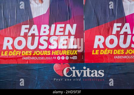 Cherbourg-en-Cotentin, Normandie, Frankreich. 3rd Dez 2021. Plakate des kommunistischen Kandidaten Fabien Roussel sind auf Plakaten der katholischen Extremisten der Civitas-Bewegung aufgeklebt.die Wahl des Präsidenten der Französischen Republik findet am Sonntag, den 10. April 2022, für die erste Runde und am Sonntag, den 24. April, statt. 2022 für die zweite Runde: In Guadeloupe, Martinique, Französisch-Guayana, St. Pierre und Miquelon, St. Barthélemy, St. Martin und Französisch-Polynesien werden die Wähler am Samstag, 9. April und Samstag, 23. April aufgrund der Zeitverschiebung abstimmen. (Bild: © Laurent Coust/SO Stockfoto