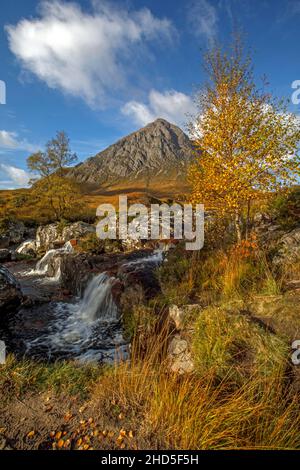 Ein herbstlicher Blick auf einen Berg und Wasserfall auf der Moorlandschaft. Stockfoto
