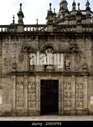 Spanien, Galizien, Kathedrale von Santiago de Compostela. Heilige Pforte oder Tor der Vergebung (1611). Es ist nur in den Jubilee-Jahren geöffnet. Die Nischen enthalten das Bild des heiligen Jakobus und seiner Jünger Athanasius und Theodore an seiner Seite. Es wurde mit 24 Skulpturen und anderen Elementen aus dem mittelalterlichen Chor gebaut, die dem Meister Mateo zugeschrieben werden. Ostfassade. Stockfoto