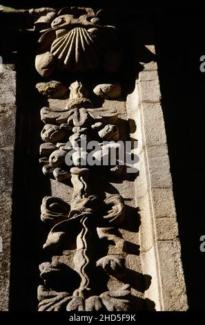 Spanien, Galicien, Provinz La Coruña, Santiago de Compostela. Casa das Pomas (Haus der Äpfel). Haus aus dem 17th. Jahrhundert, dessen Projekt dem Architekten Domingo de Andrade zugeschrieben wird. Architektonisches Detail eines Pilasters auf der façade, dessen Dekoration eine Jakobsmuschel (Symbol des Kapitels) darstellt, aus der eine Obstschnur, die dem Haus seinen Namen gibt, beginnt. Stockfoto