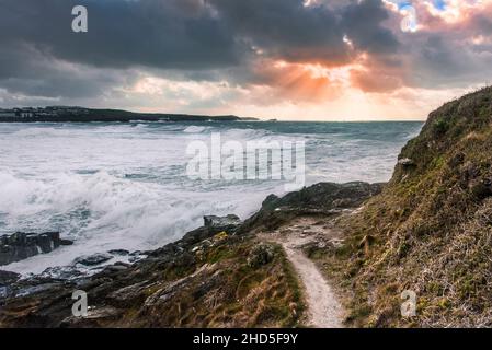 Sonnenuntergang über der Fistral Bay vom Küstenpfad auf Towan Head in Newquay in Cornwall aus gesehen. Stockfoto