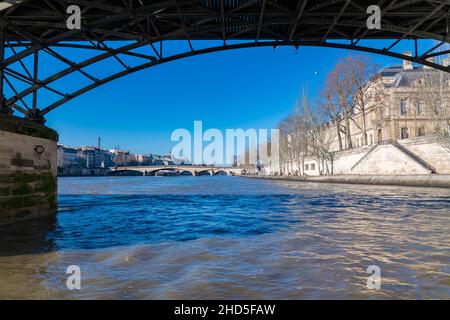 Paris, Panorama unter der Pont des Arts auf der seine, mit dem Eiffelturm und der Carrousel-Brücke im Hintergrund Stockfoto