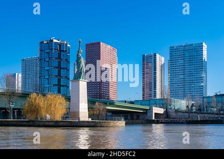Paris, die Grenelle-Brücke auf der seine, mit der Freiheitsstatue Stockfoto