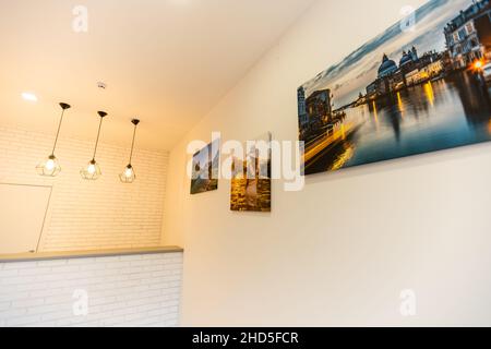 Fotogemälde Fotoleinwände hängen an der Wand Stockfoto