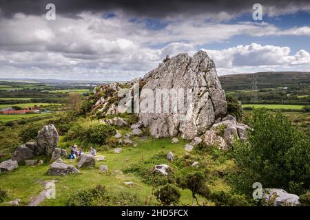 Eine Familie, die ein Picknick zwischen den Felsen in der Nähe der Roche Rock Hermitage aus dem 15. Jahrhundert in Cornwall genießt. Stockfoto