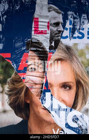 Cherbourg-en-Cotentin, Normandie, Frankreich. 24th Dez 2021. Die Gesichter von Valerie Pecresse, Anne Hidalgo und Emmanuel Macron sind auf aneinander geklebten und zerrissenen Plakaten zu sehen.die Wahl des Präsidenten der Französischen Republik findet am Sonntag, den 10. April 2022, für die erste Runde und am Sonntag, den 24. April, statt. 2022 für die zweite Runde: In Guadeloupe, Martinique, Französisch-Guayana, St. Pierre und Miquelon, St. Barthélemy, St. Martin und Französisch-Polynesien werden die Wähler am Samstag, 9. April und Samstag, 23. April aufgrund der Zeitverschiebung abstimmen. (Bild: © Laurent Coust/SOPA Images via ZUMA Stockfoto