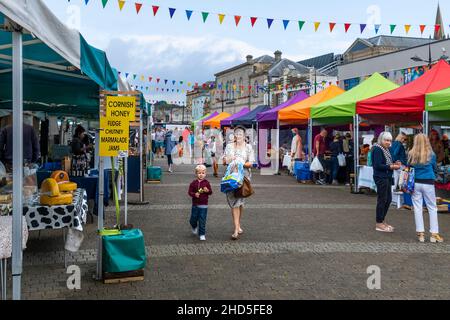 Ein Straßenmarkt am Samstag in Lemon Quay in Truro in Cornwall. Stockfoto