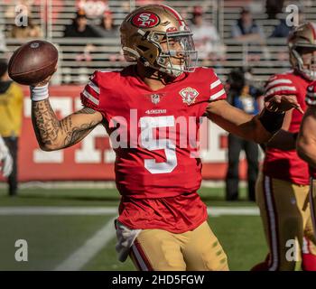 Santa Clara, Kalifornien, USA. 2nd Januar 2022. San Francisco 49ers Quarterback Trey Lance (5) am Sonntag, den 02. Januar 2022, im Levis Stadium in Santa Clara, Kalifornien. Die 49ers besiegten die Texaner 23-07. (Bild: © Al Golub/ZUMA Press Wire) Stockfoto