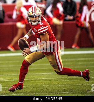 Santa Clara, Kalifornien, USA. 2nd Januar 2022. San Francisco 49ers Quarterback Trey Lance (5) am Sonntag, den 02. Januar 2022, im Levis Stadium in Santa Clara, Kalifornien. Die 49ers besiegten die Texaner 23-07. (Bild: © Al Golub/ZUMA Press Wire) Stockfoto