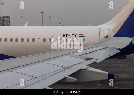 Fensteransicht eines weiteren parallel geparkten Airbus A320 Neo von Indigo Airlines Stockfoto