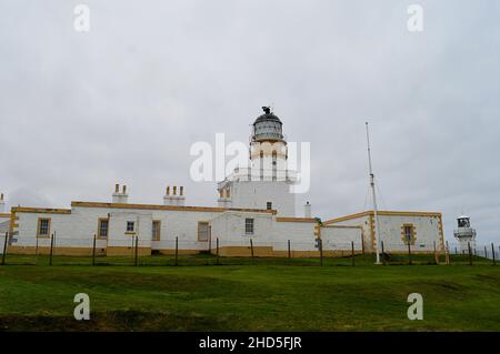 FRASERBURGH, SCOTALND - 3. SEPTEMBER 2021: Der ursprüngliche Leuchtturm von Kinnaird Head, der 1787 in Kinnaird Castle und Schottlands erstem Leuchtturm erbaut wurde. Stockfoto