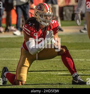 Santa Clara, Kalifornien, USA. 2nd Januar 2022. Fred Warner (54) aus San Francisco 49ers freut sich über einen Zwischenstopp am Sonntag, den 02. Januar 2022, im Levis Stadium in Santa Clara, Kalifornien. Die 49ers besiegten die Texaner 23-07. (Bild: © Al Golub/ZUMA Press Wire) Stockfoto