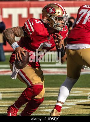 Santa Clara, Kalifornien, USA. 2nd Januar 2022. San Francisco 49ers Quarterback Trey Lance (5) am Sonntag, den 02. Januar 2022, im Levis Stadium in Santa Clara, Kalifornien. Die 49ers besiegten die Texaner 23-07. (Bild: © Al Golub/ZUMA Press Wire) Stockfoto