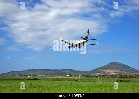 Ryanair Boeing 737-800 landet im Flughafen Alghero, Sardinien, Italien Stockfoto