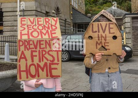 Eine Demonstration in Falmouth, um gegen den schweren Mangel an verfügbaren Wohnungen in Cornwall zu protestieren. Stockfoto