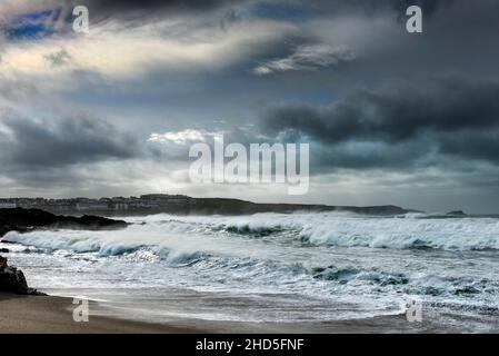 Wellen brechen in starkem Offshore-Wind in Fistral Bay in Newquay in Cornwall. Stockfoto