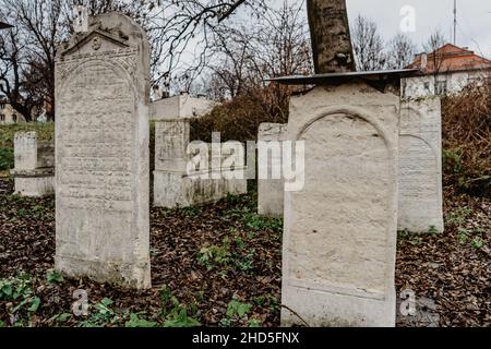 Krakau, Polen-Dezember 19,2021.Alter jüdischer Friedhof von Krakau bekannt als Remush Friedhof.Nazis zerstörten den Ort während der deutschen Besatzung.Grabsteine, Stockfoto