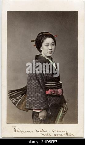 Vintage-Fotografie aus dem 19th. Jahrhundert - Japan carte de Visite aus den 1860er Jahren, zugeschrieben Felix Beato Studio: Japanisches Mädchen mit Haarschmuck. Stockfoto