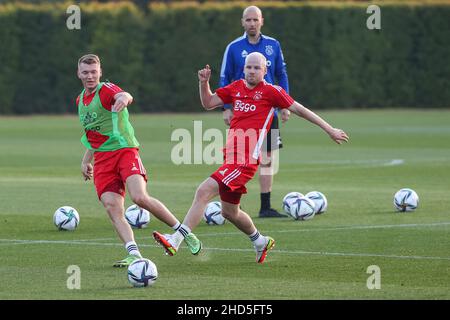 , PORTUGAL - 3. JANUAR: Perr Schuurs von Ajax Amsterdam, Davy Klaassen von Ajax Amsterdam während der Trainingssitzung Ajax am 1. Tag auf der Quinta do Lago am 3. Januar 2022 in Portugal. (Foto von Ben Gal/Orange Picters) Stockfoto