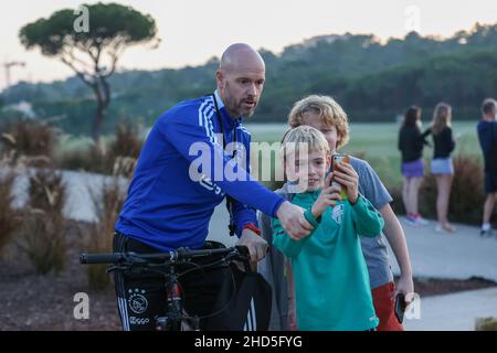, PORTUGAL - 3. JANUAR: Trainer Erik ten Hag von Ajax Amsterdam mit Ajax-Fans während der Trainingseinheit Ajax am 1. Tag auf der Quinta do Lago am 3. Januar 2022 in Portugal. (Foto von Ben Gal/Orange Picters) Stockfoto
