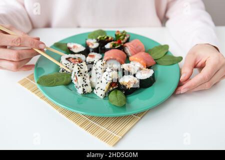 Mahlzeiten, verschiedene Arten von Maki Sushi, philadelphia, Maki, Lachs, Reis, Salat leckeres und gesundes Essen Stockfoto