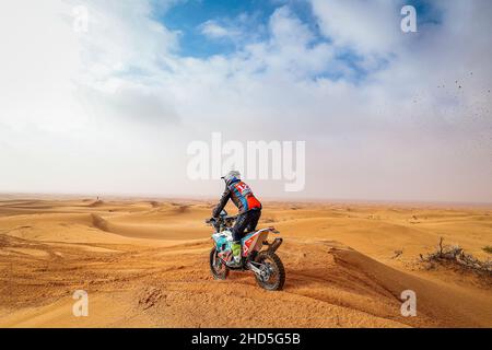123 Moore Charan (zaf), KTM 450 Rally Replica, Moto, Original von Motul, Aktion während der Etappe 2 der Rallye Dakar 2022 zwischen Hail und Al Artawiya, am 3rd 2022. Januar in Al Artawiya, Saudi-Arabien - Foto: Frederic Le Floc H/DPPI/LiveMedia Stockfoto