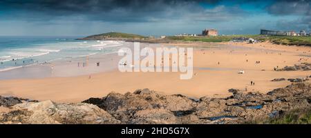 Ein Panoramablick auf den Fistral Beach bei Ebbe von South Fistral in Newquay in Cornwall aus gesehen. Stockfoto