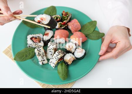 Mahlzeiten, verschiedene Arten von Maki Sushi, philadelphia, Maki, Lachs, Reis, Salat leckeres und gesundes Essen Stockfoto