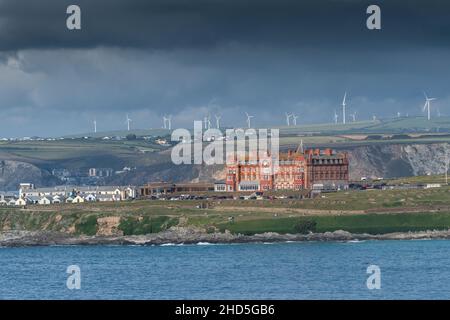 Ein Blick auf das legendäre Headland Hotel vom gesamten Point East über die Fistral Bay in Newquay in Cornwall. Stockfoto