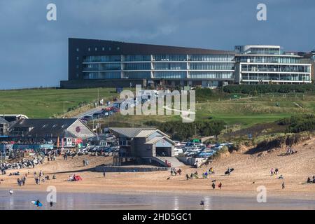 Der exklusive Wohnblock Fistral Blue mit Blick auf den Fistral Beach in Newquay in Cornwall. Stockfoto