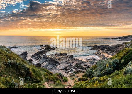 Ein wunderschöner, farbenfroher Sonnenuntergang über Little Fistral an der Küste von Newquay in Cornwall. Stockfoto