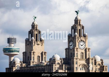 Blick auf das Royal Liver Building in Liverpool von der Promenade über den Fluss Mersey in Seacombe. Stockfoto