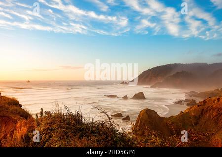 Der Blick zum Indian Beach vom Ecola Point bei Sonnenuntergang. Stockfoto