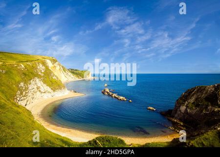 Blick auf die man o' war Cove von der Klippe aus an einem sonnigen Tag mit blauem Himmel. Stockfoto