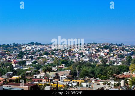 Blick von San Miguel de Allende, Mexiko, mit Blick auf ein Viertel mit Bergen in der Ferne Stockfoto