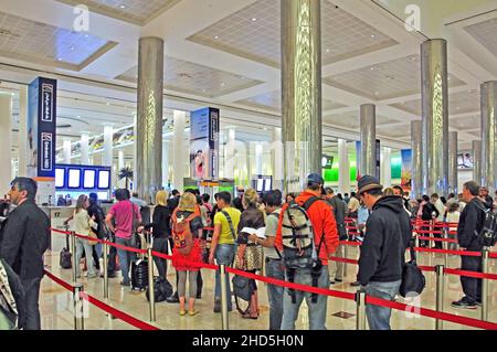 Passkontrolle in Ankunftshalle, Emirates Terminal 3, Dubai International Airport, Al Garhoud, Dubai, Vereinigte Arabische Emirate Stockfoto