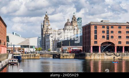 Kanus auf dem Royal Albert Dock vor den Three Graces. Stockfoto